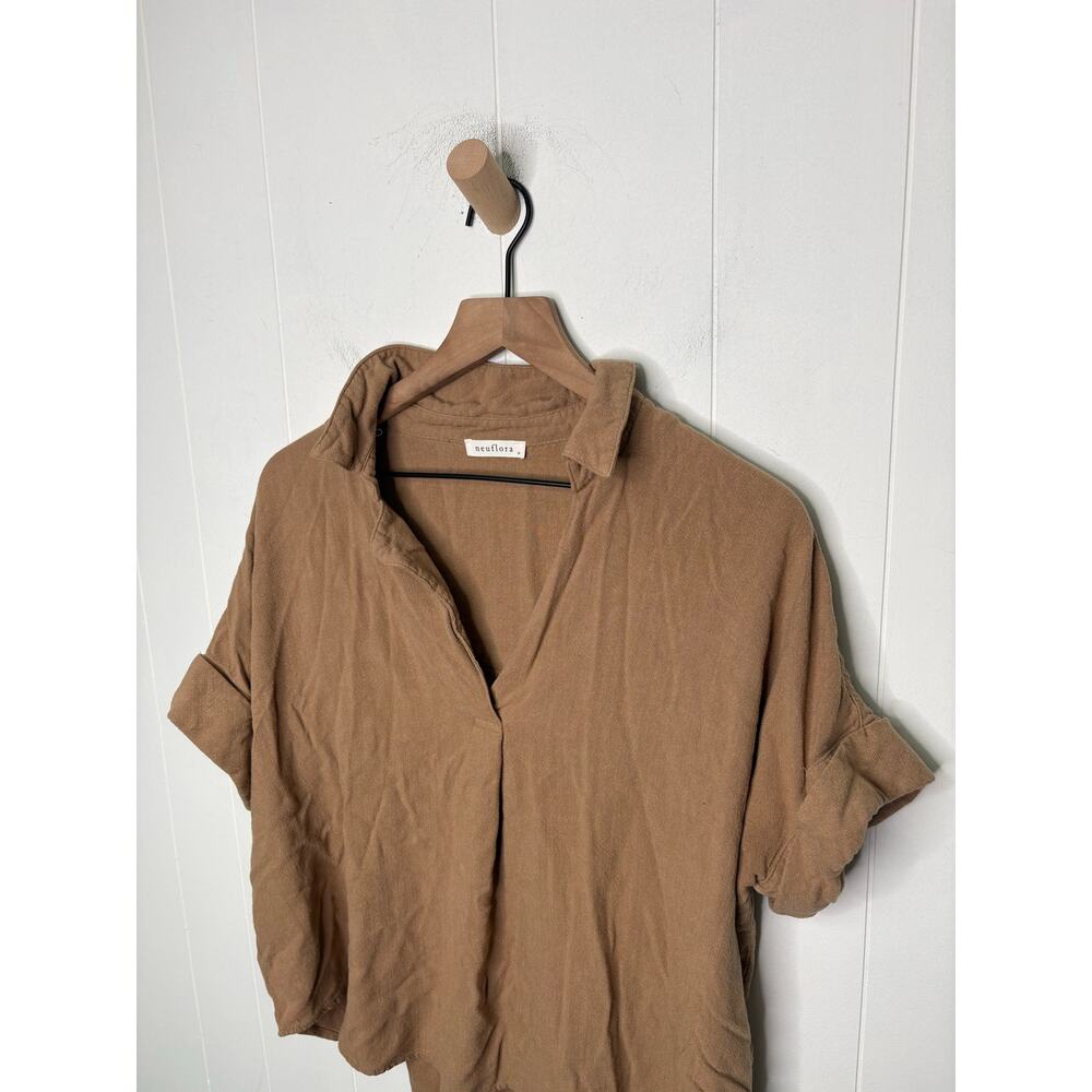 Neuflora Waco Tan Linen Blend Top Medium Button Back V Neck Cuffed Short Sleeve - Picture 2 of 9